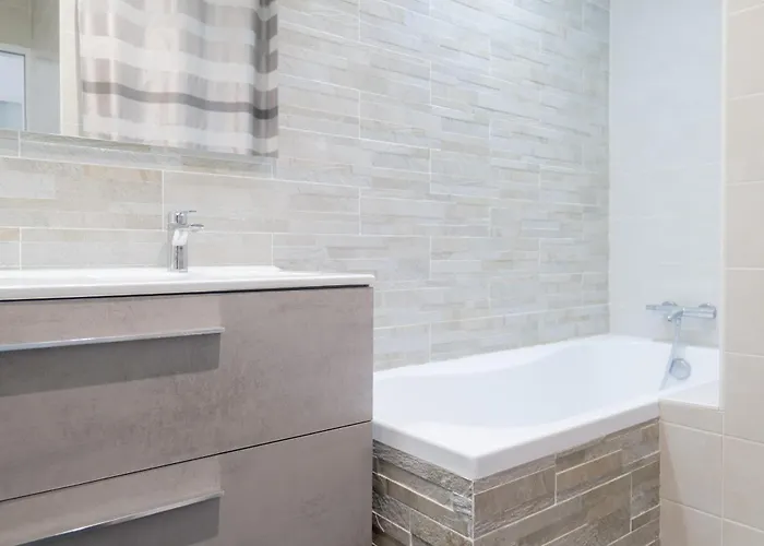 Grande Maison Avec Piscine, Proche Ocean, Les Sables, 6 Personnes Holiday home *